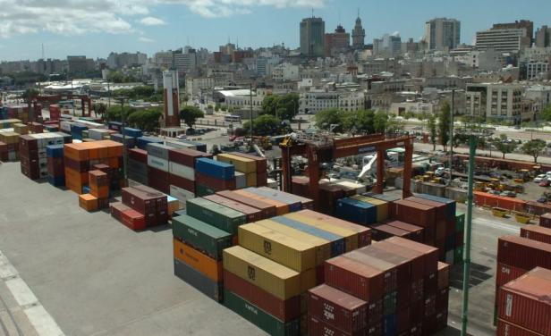 Barco de Maersk canceló Bs. As. y operó en Montevideo