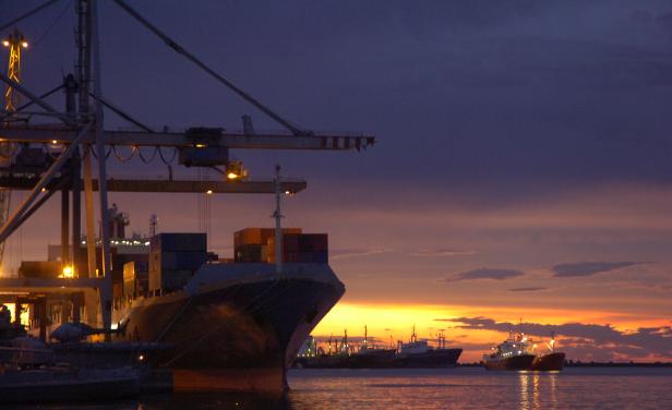 El puerto ya pierde parte del transbordo de zafra frutícola argentina por medida.